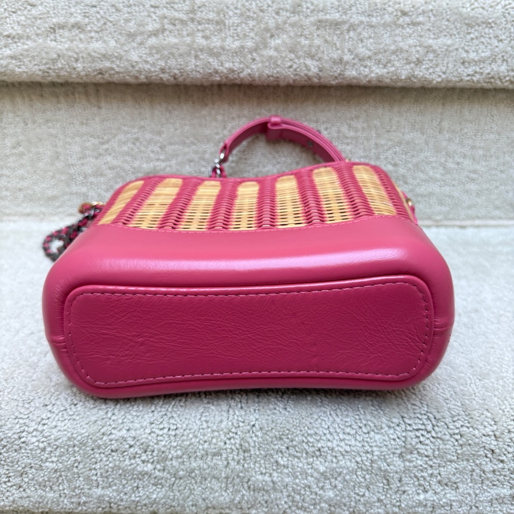 Chanel Gabrielle Hobo Small in Beige Rattan & Pink leather - Picture 5 of 14